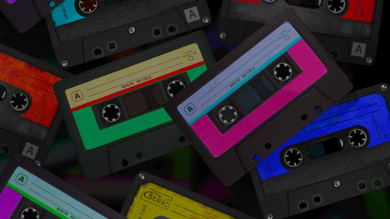 Старые разноцветные магнитофонные кассеты