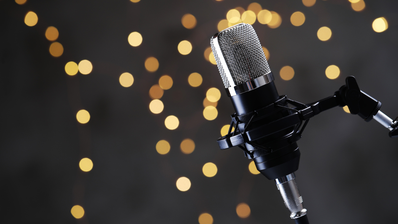 Ретро микрофон на фоне лампочек 