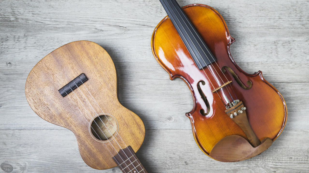 Скрипка и гитара на деревянном столе