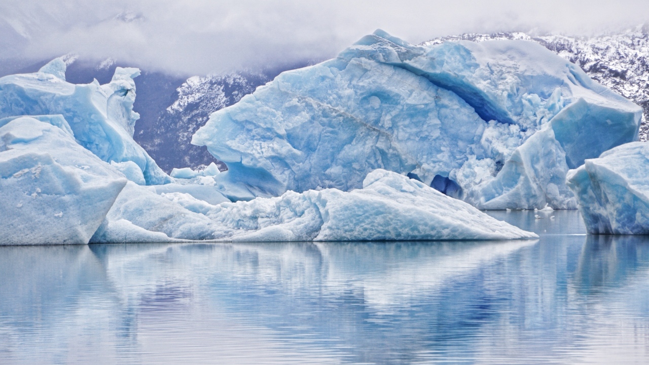 Большой голубой айсберг в воде