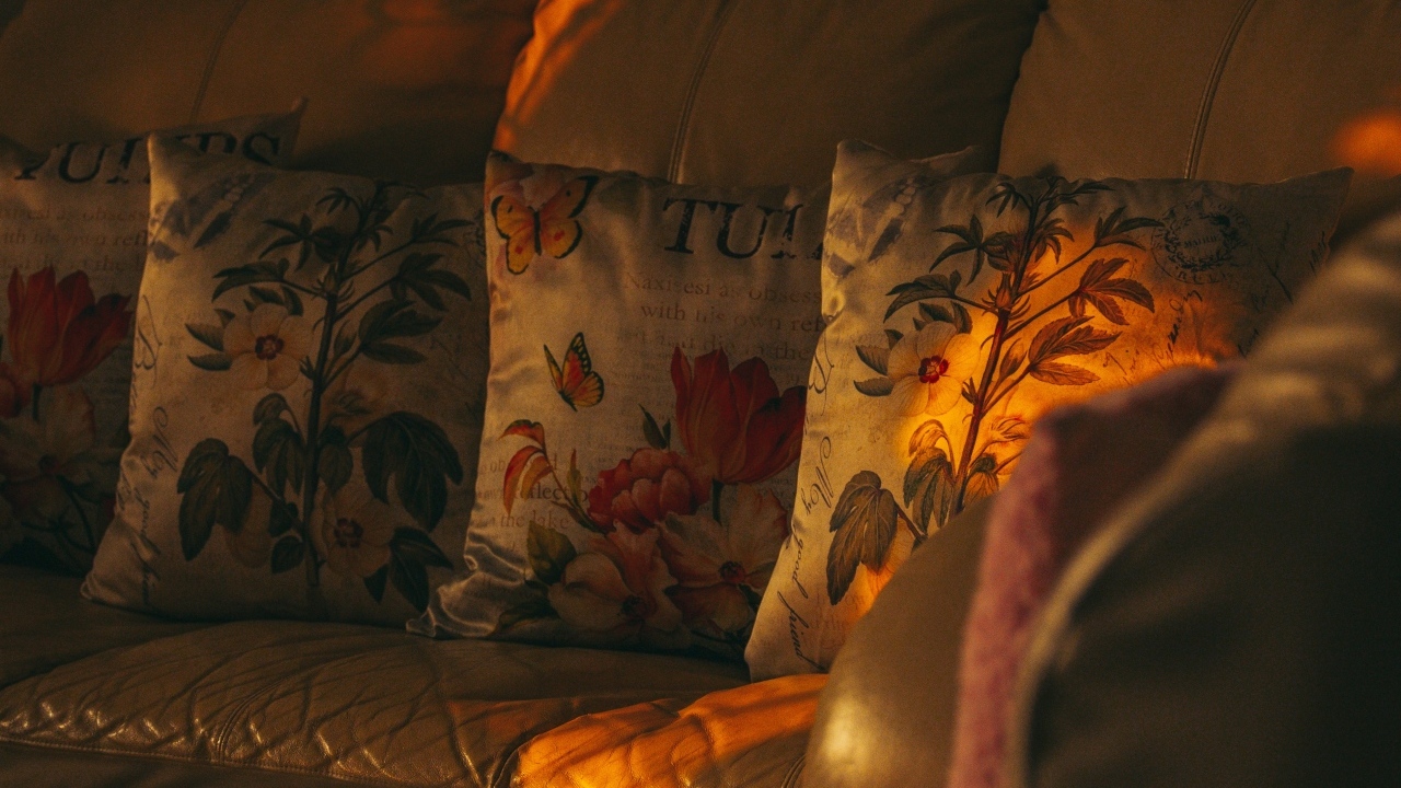 Подушки на диване в комнате