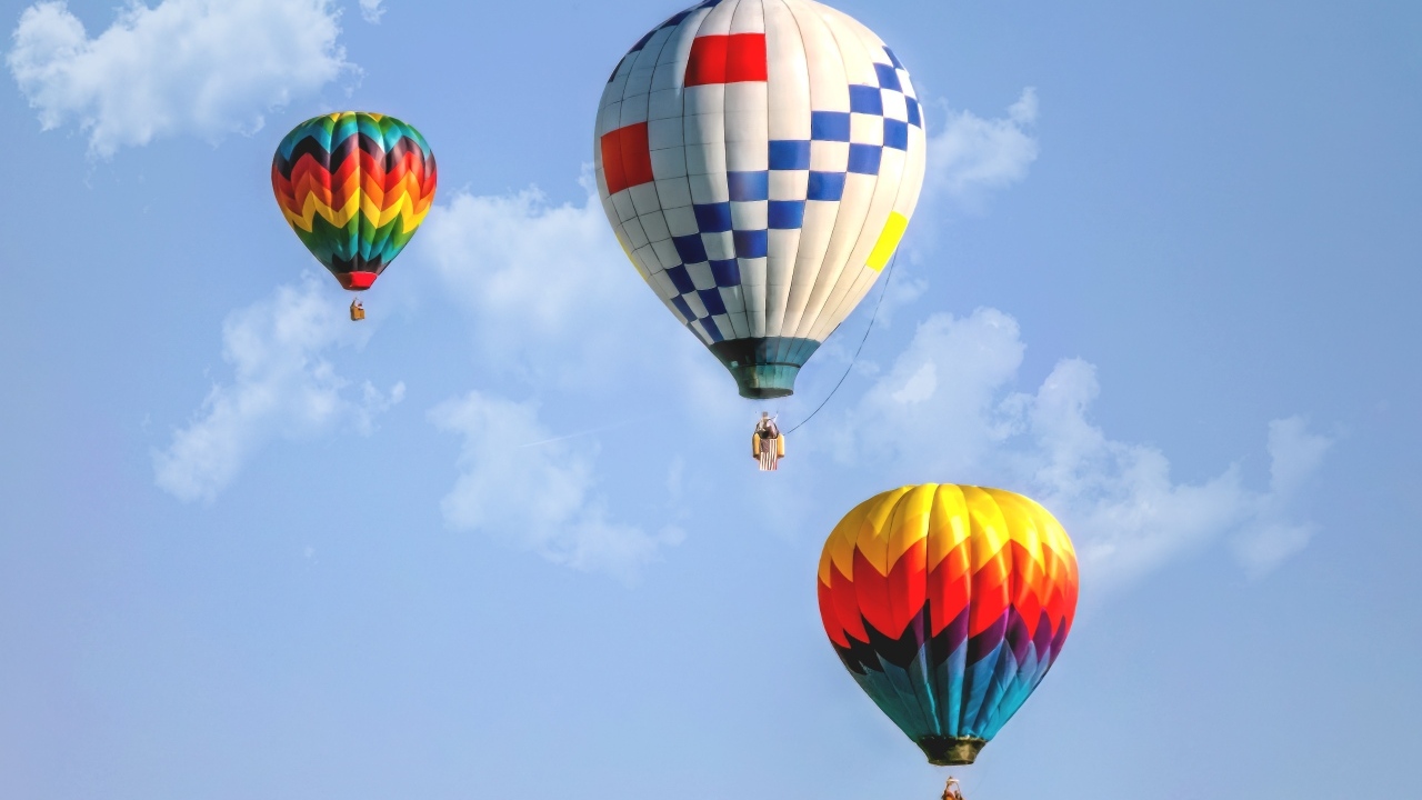 Три воздушных шара в голубом небе