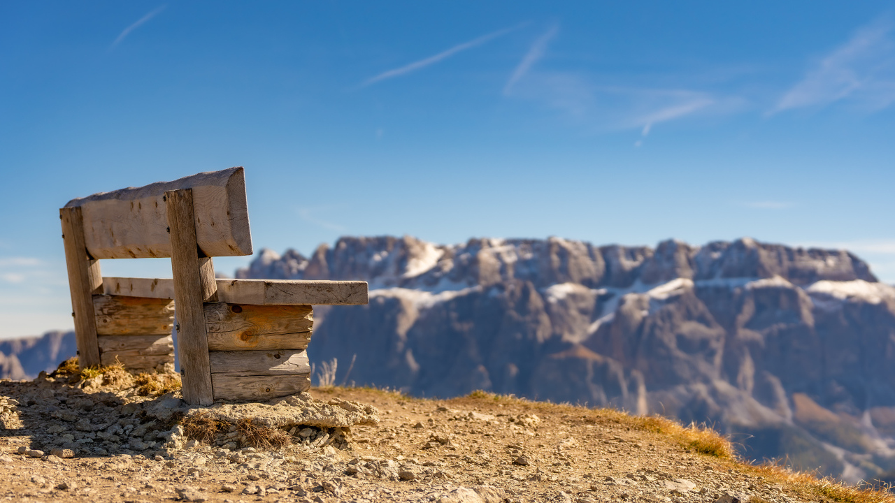 Деревянная лавка в лучах солнца в горах
