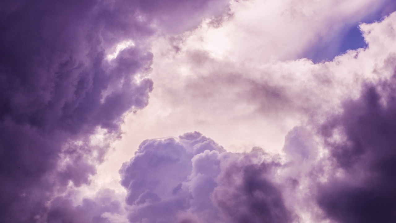 Фиолетовые грозовые облака в небе