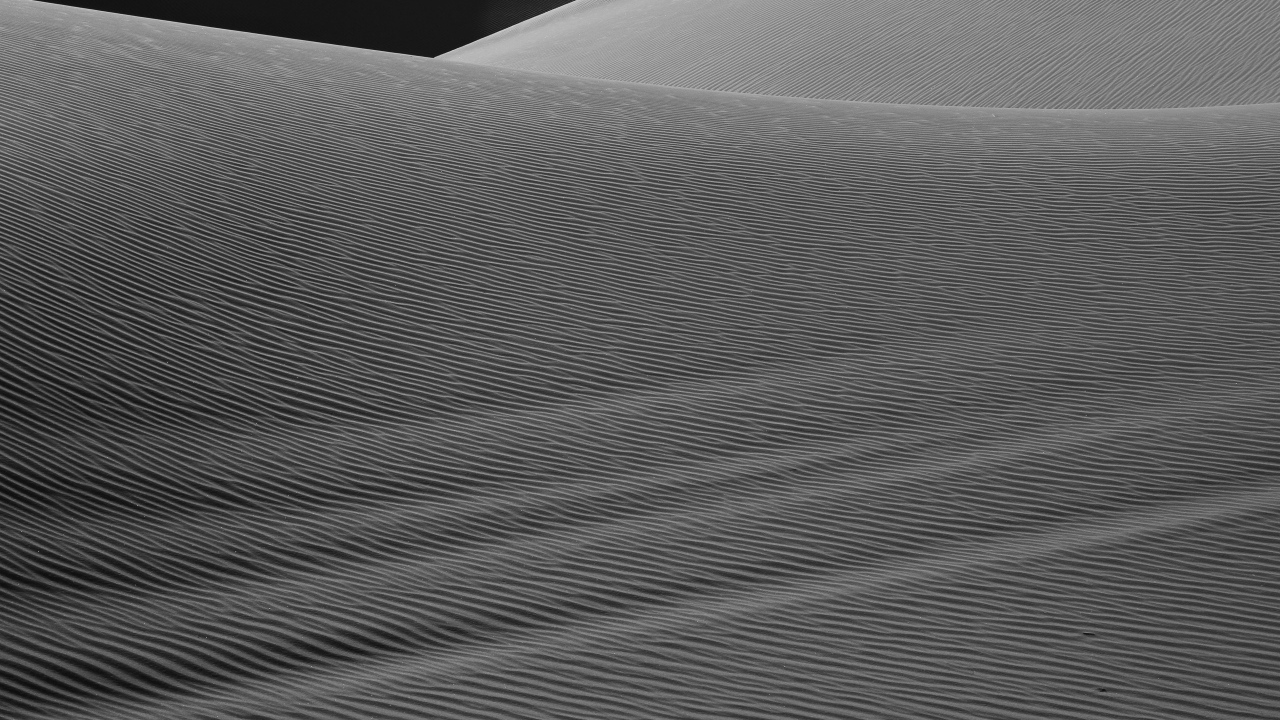 Волнистый песок в пустыне черно-белое фото