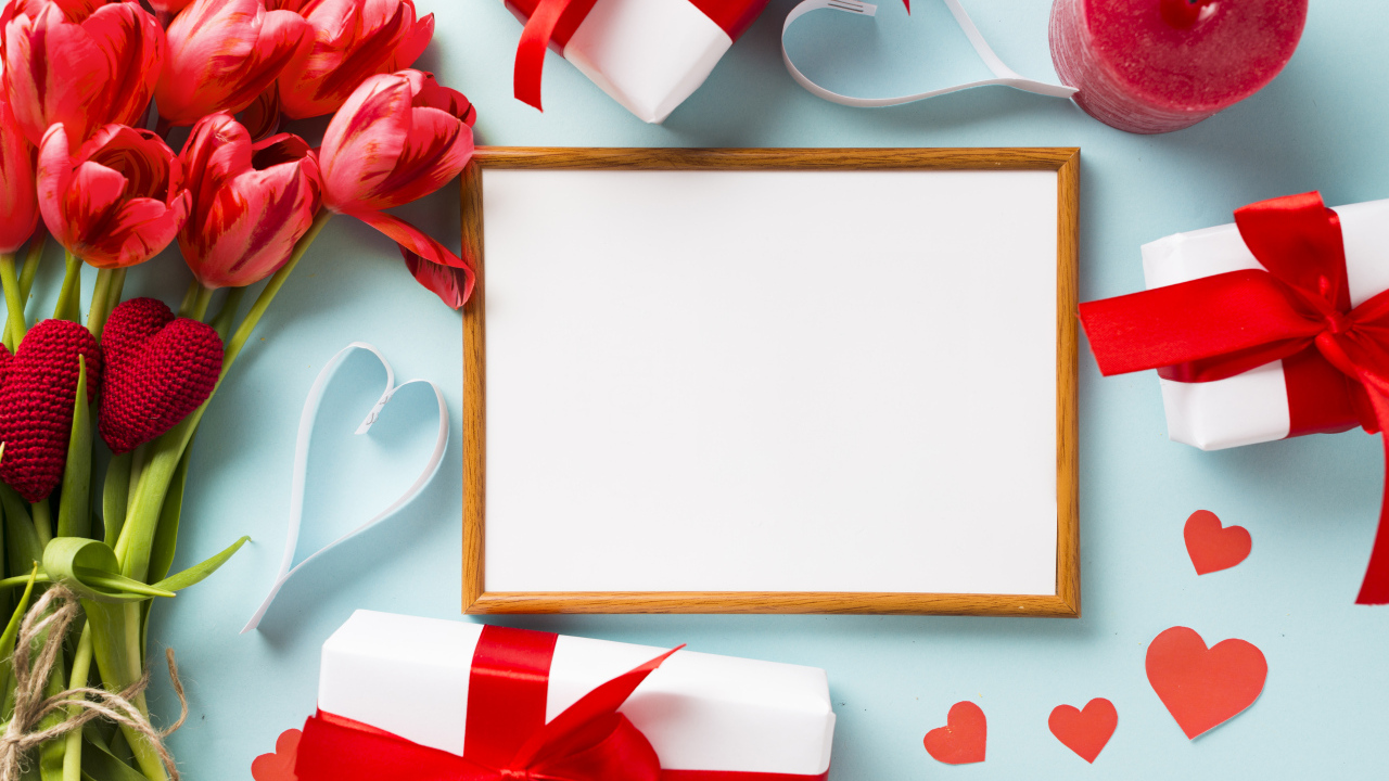 Красивый шаблон поздравительной открытки с цветами и подарками на голубом фоне