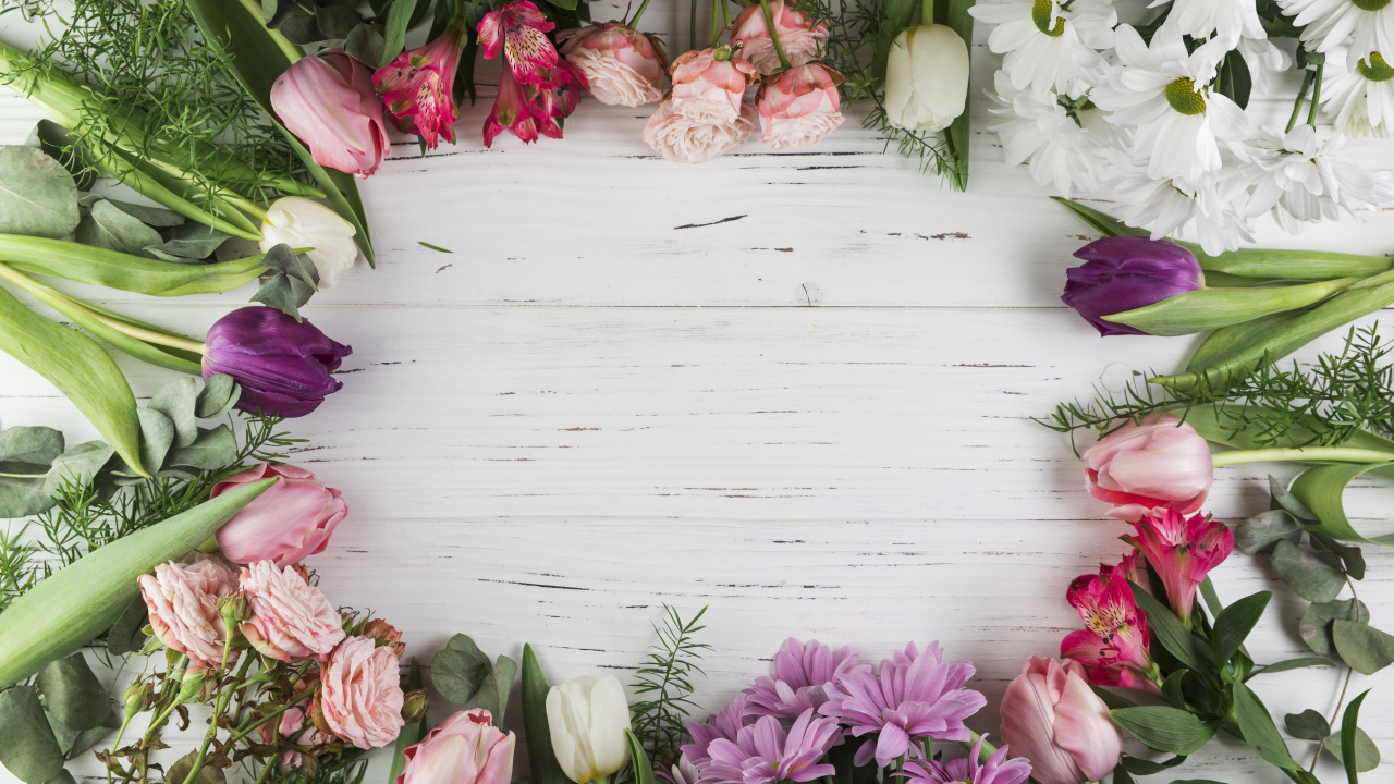 Красивые разноцветные цветы на белом столе, шаблон 