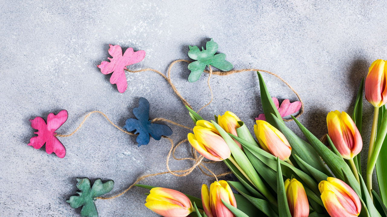 Букет коричневых тюльпанов с бабочками на сером фоне