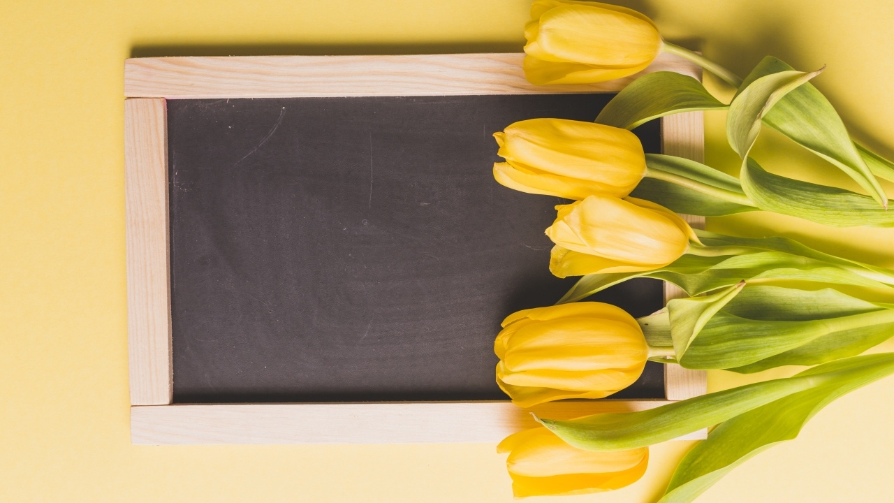 Букет желтых тюльпанов с деревянной рамкой, шаблон 