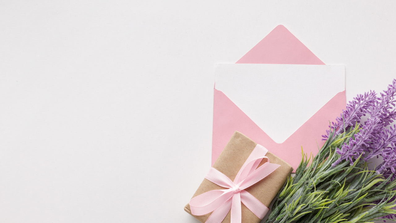 Конверт с цветами и подарком на белом фоне