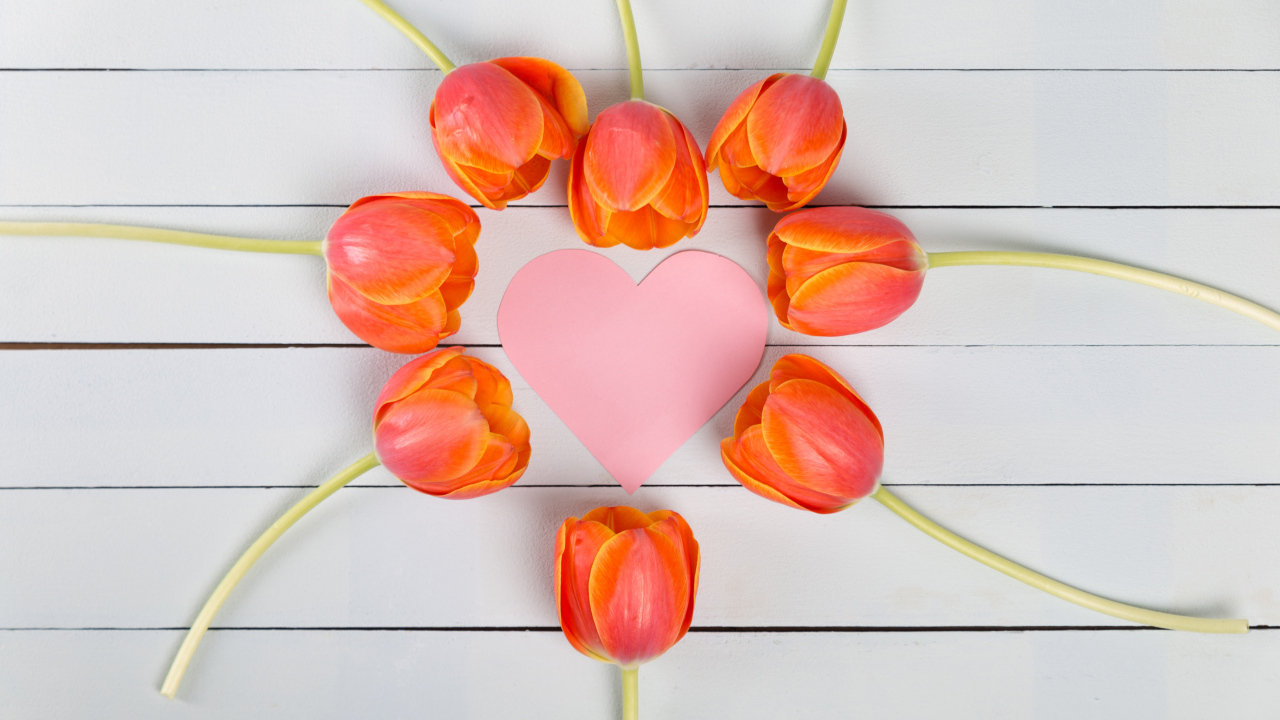 Оранжевые тюльпаны с розовым сердцем на сером столе