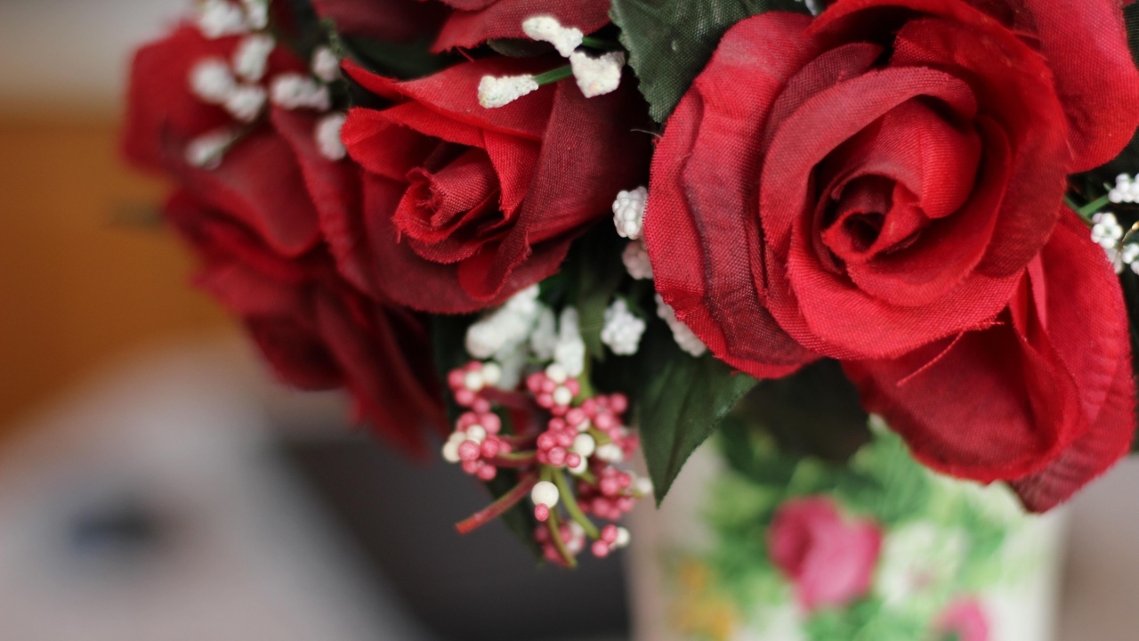 Красные искусственные розы на столе