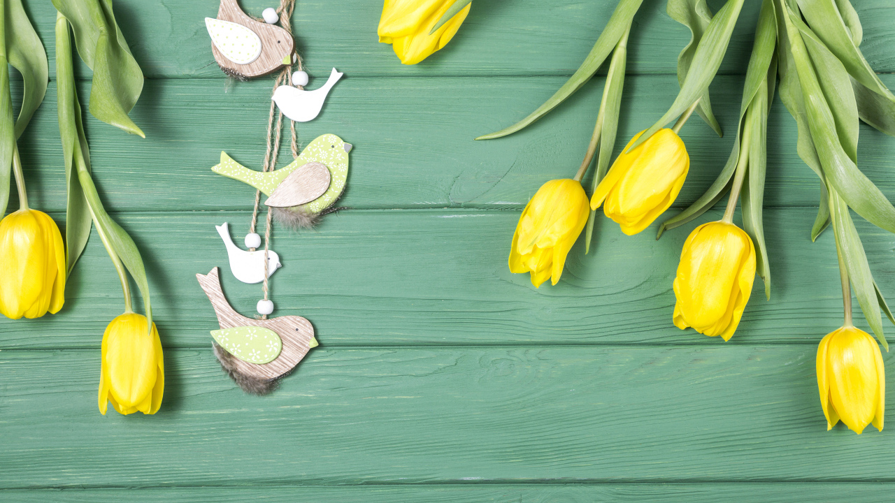 Желтые тюльпаны на голубом фоне с птичками