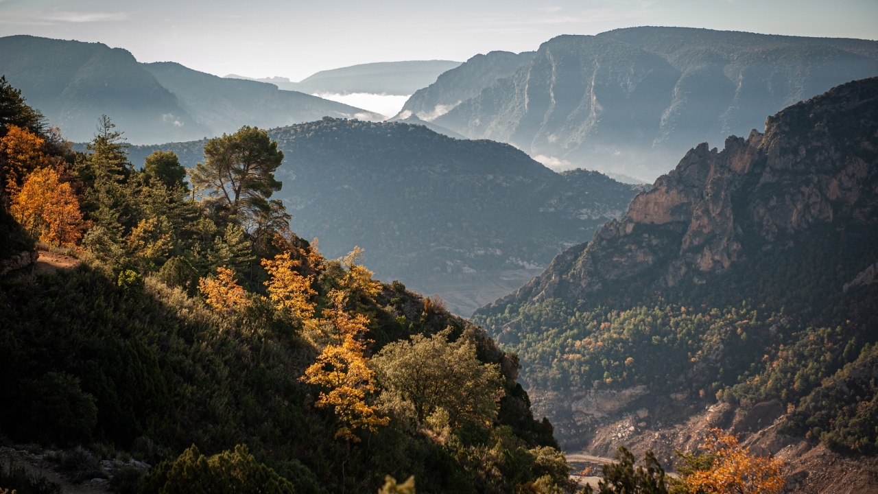 Красивый вид на бескрайний горный горизонт