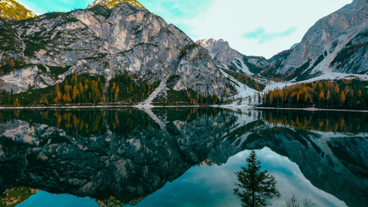 Каменные горы отражаются в глади озера