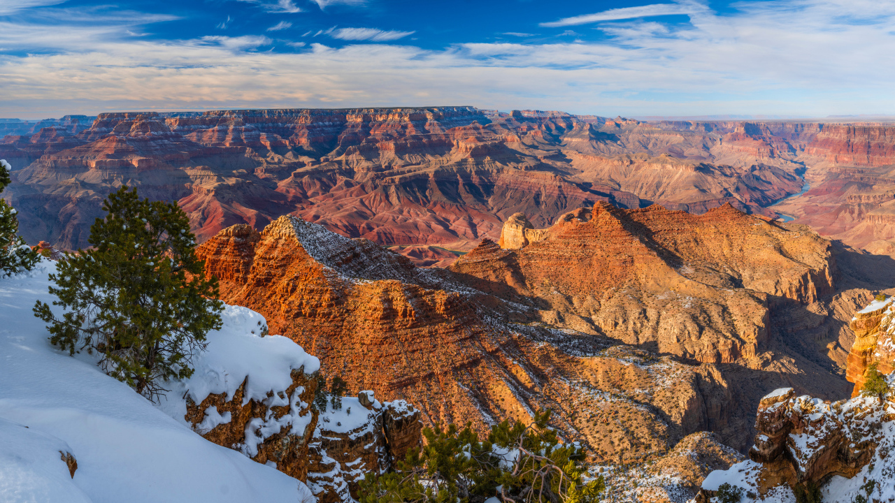 Вид на скалы Гранд-Каньон парка в лучах солнца