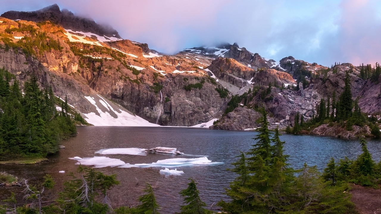 Лед в воде горного озера весной