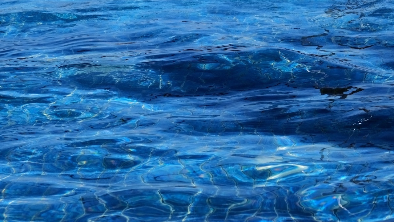 Синяя спокойная вода океана