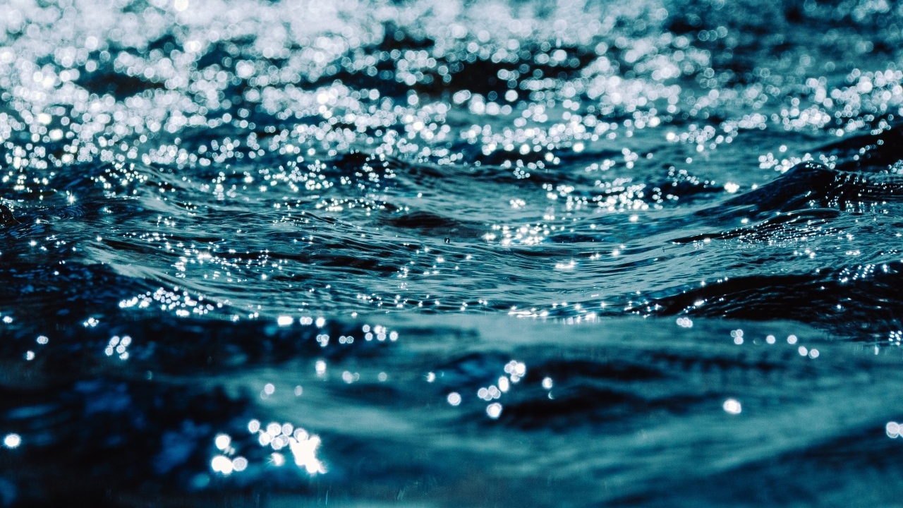 Спокойная черная морская вода