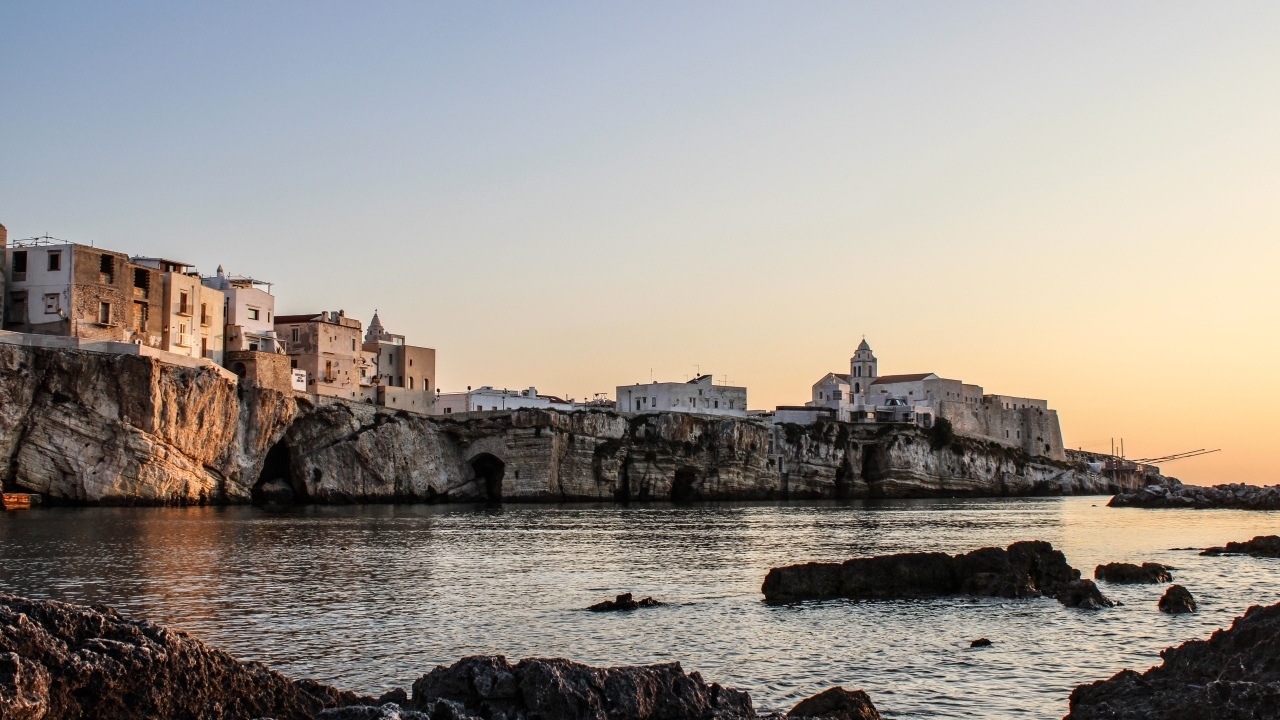 Город на скале у моря 