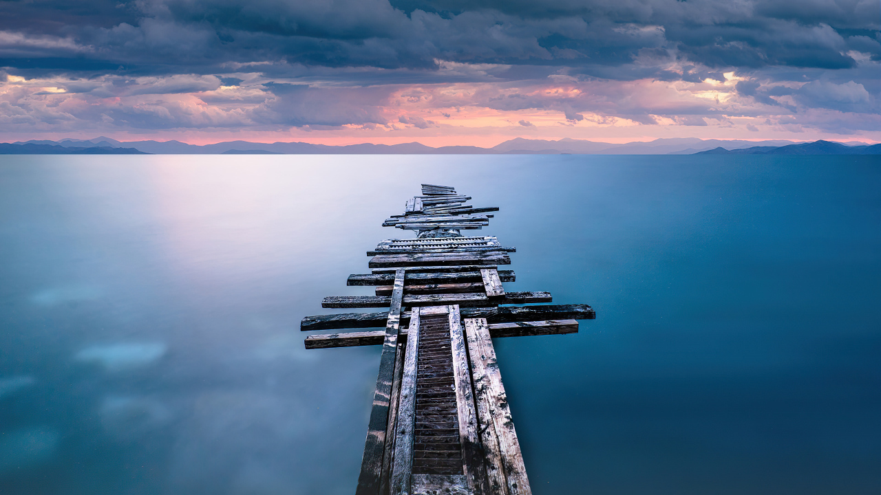 Старый разрушенный мост на берегу океана