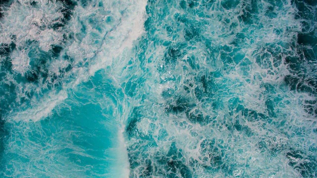 Бушующая голубая вода океана вид сверху