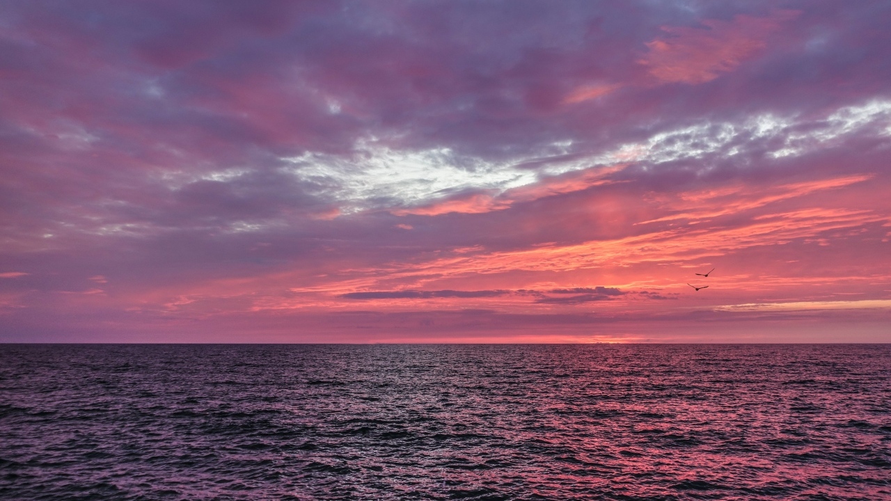 Красивый сиреневый закат над морем