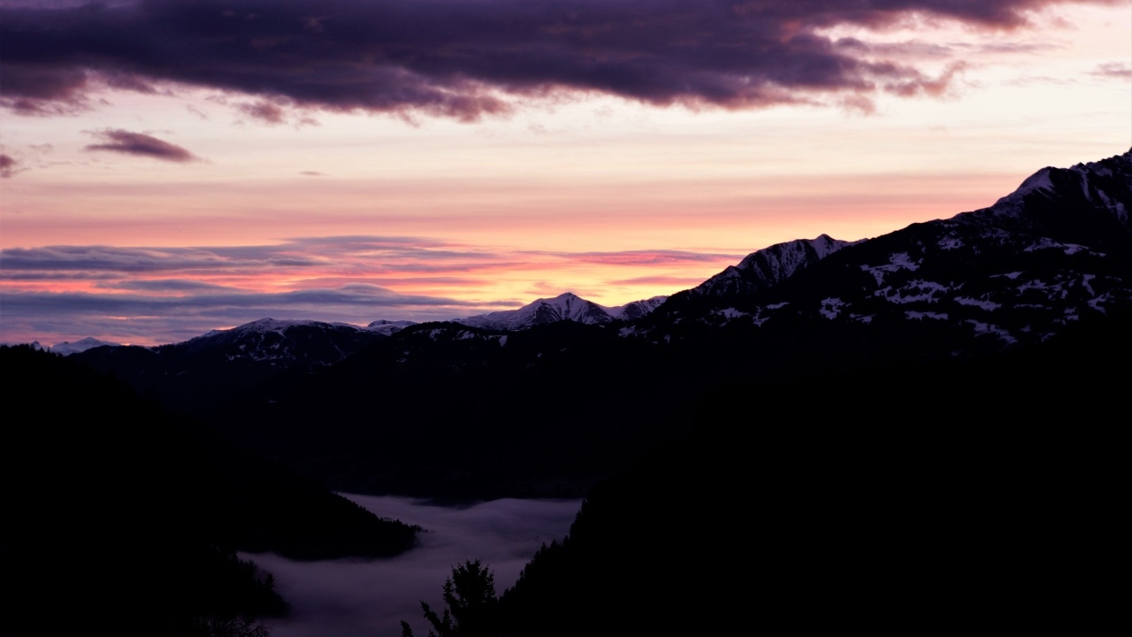 Розовый закат над покрытыми снегом горами