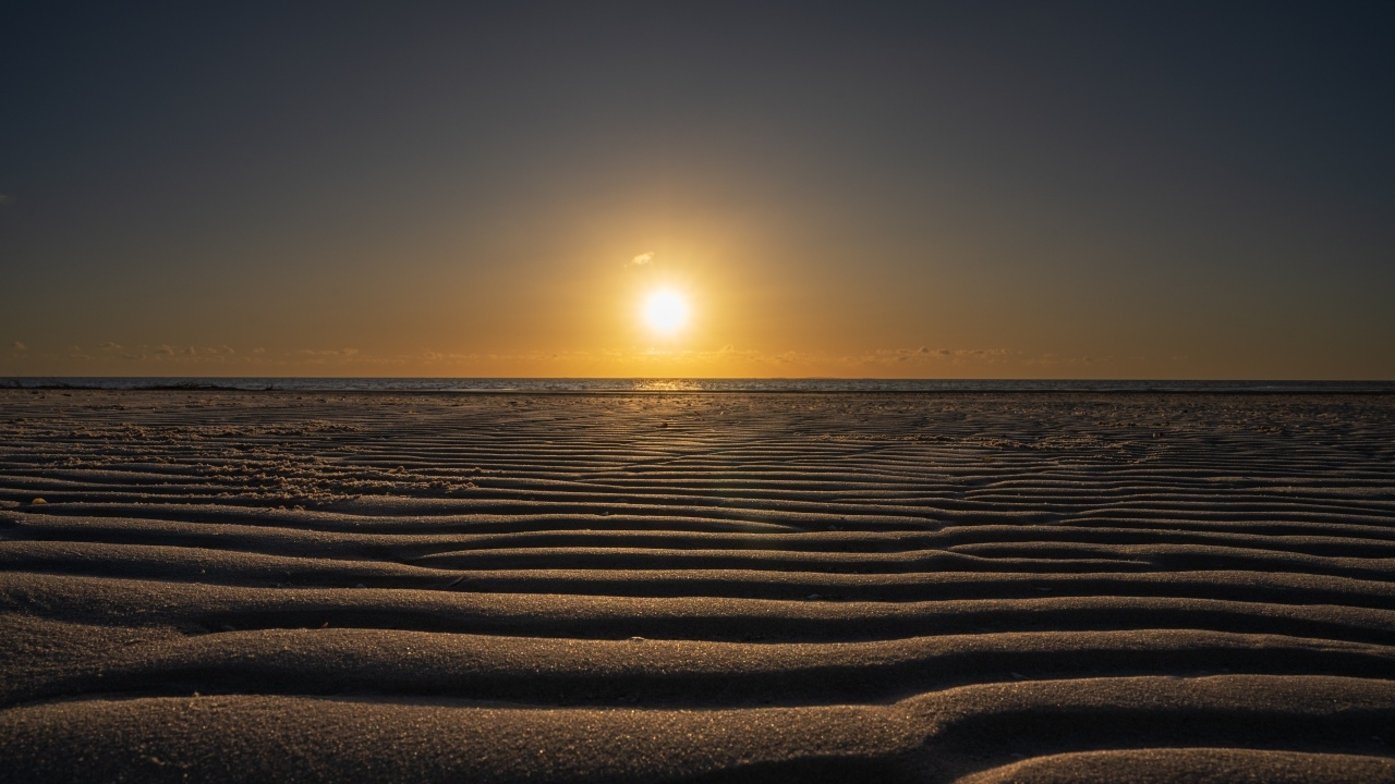Рассвет солнца над пустыней