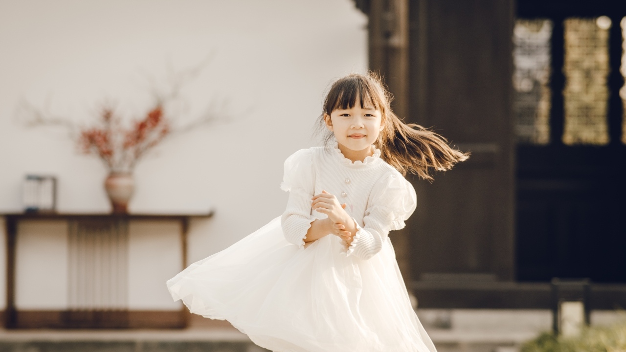 Девочка азиатка в красивом белом платье