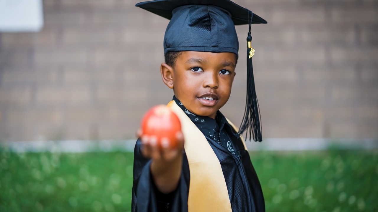 Темнокожий мальчик в костюме ученого