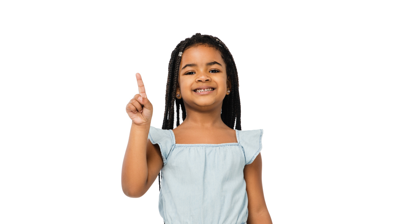 Темнокожая маленькая девочка на белом фоне