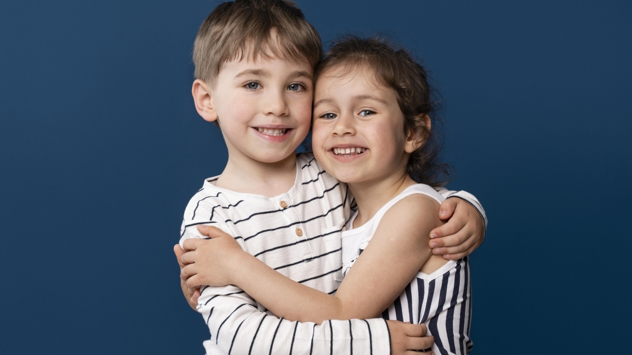 Объятия маленьких брата и сестры
