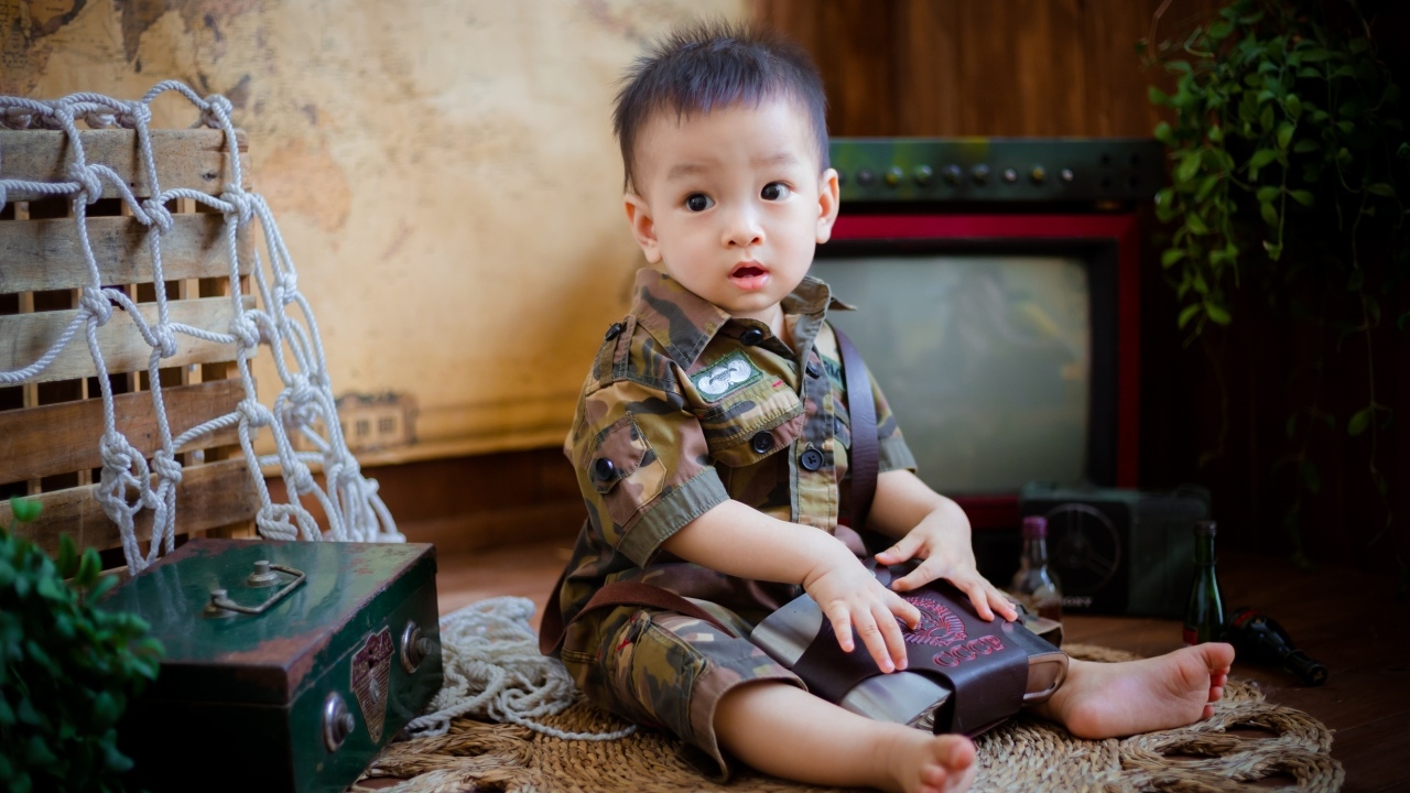 Маленький мальчик азиат в военной форме