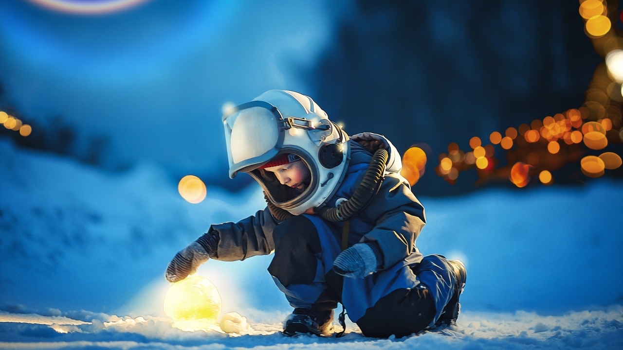 Маленький мальчик в скафандре на снегу