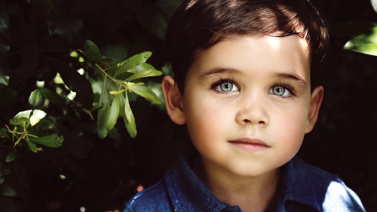 Маленький мальчик с красивыми большими глазами