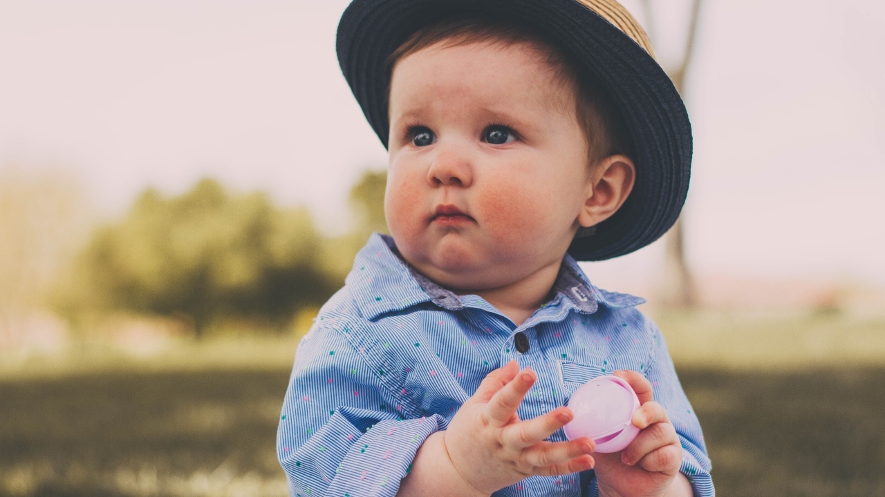 Маленький милый мальчик в шляпе 