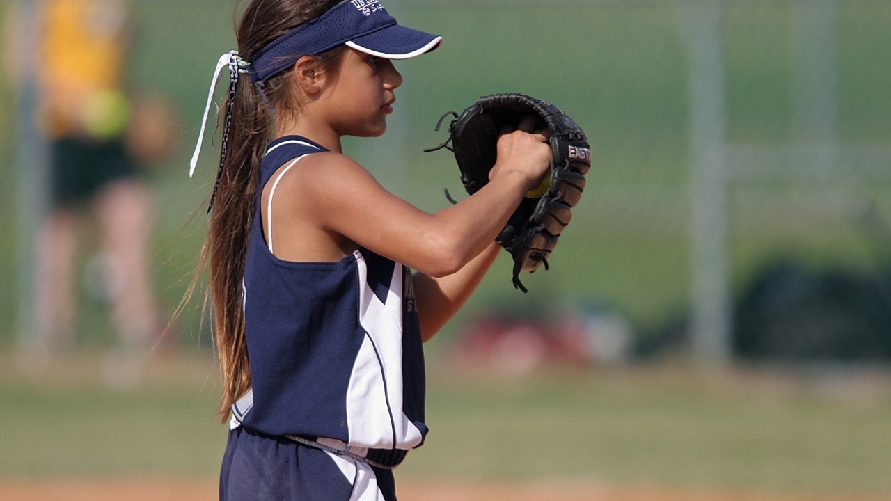 Маленькая девочка на бейсбольном поле