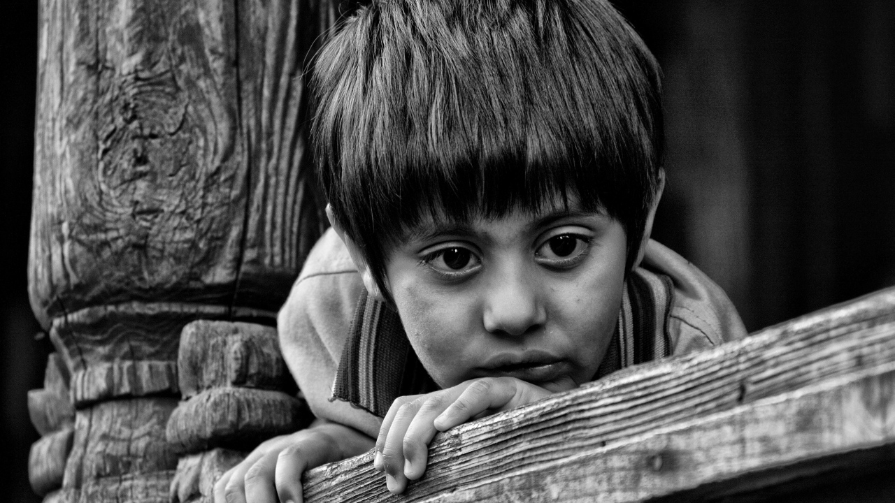 Маленький грустный мальчик черно-белое фото