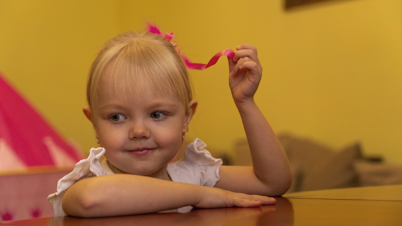 Нежная маленькая девочка с лентой в волосах