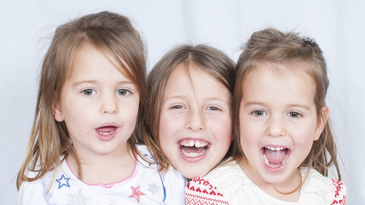 Три веселые улыбающиеся девочки