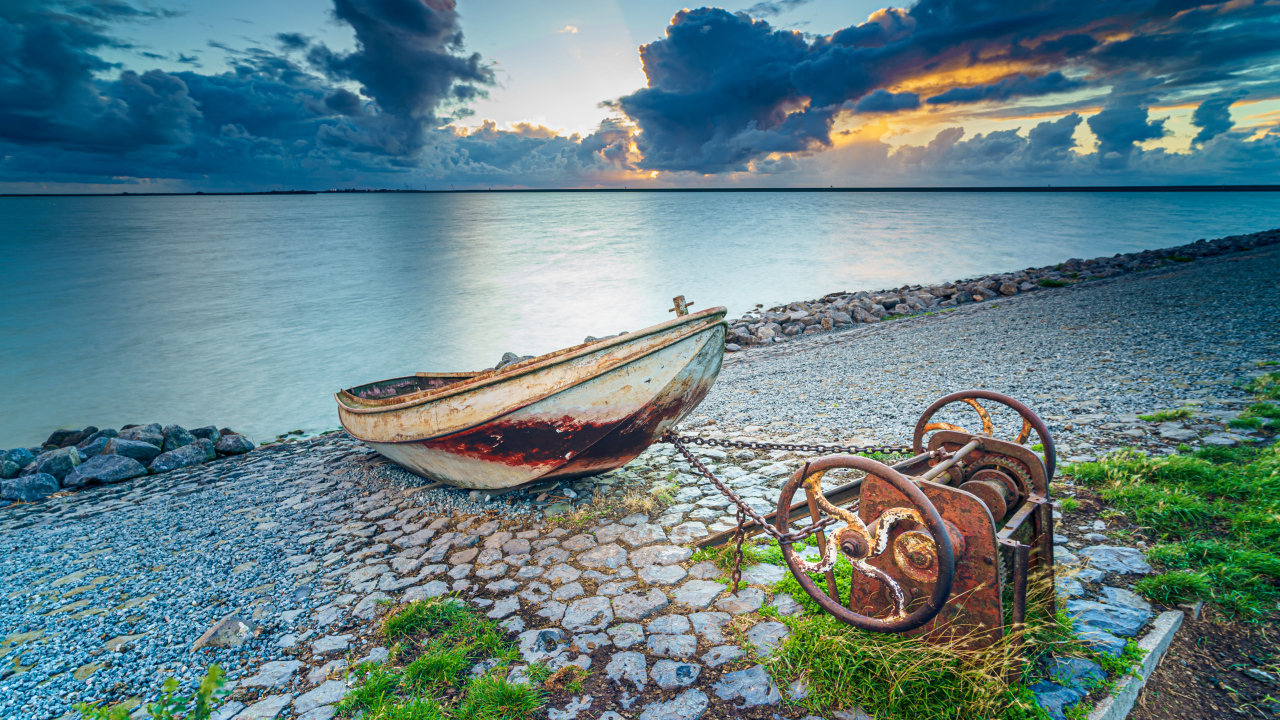 Старая лодка на берегу моря 