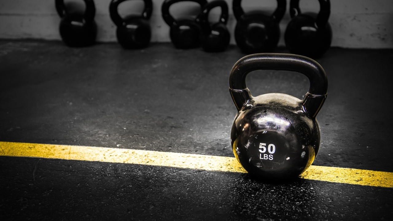 Большая тяжелая гиря в спортзале