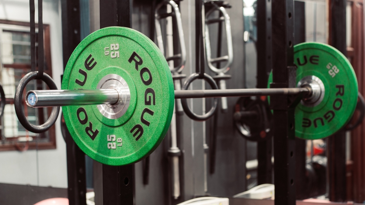 Тяжелая штанга в спортзале