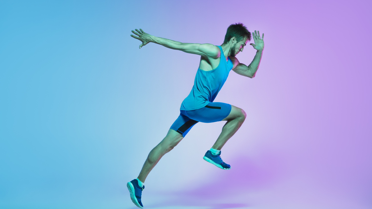 Мужчина бегун позирует для фото 