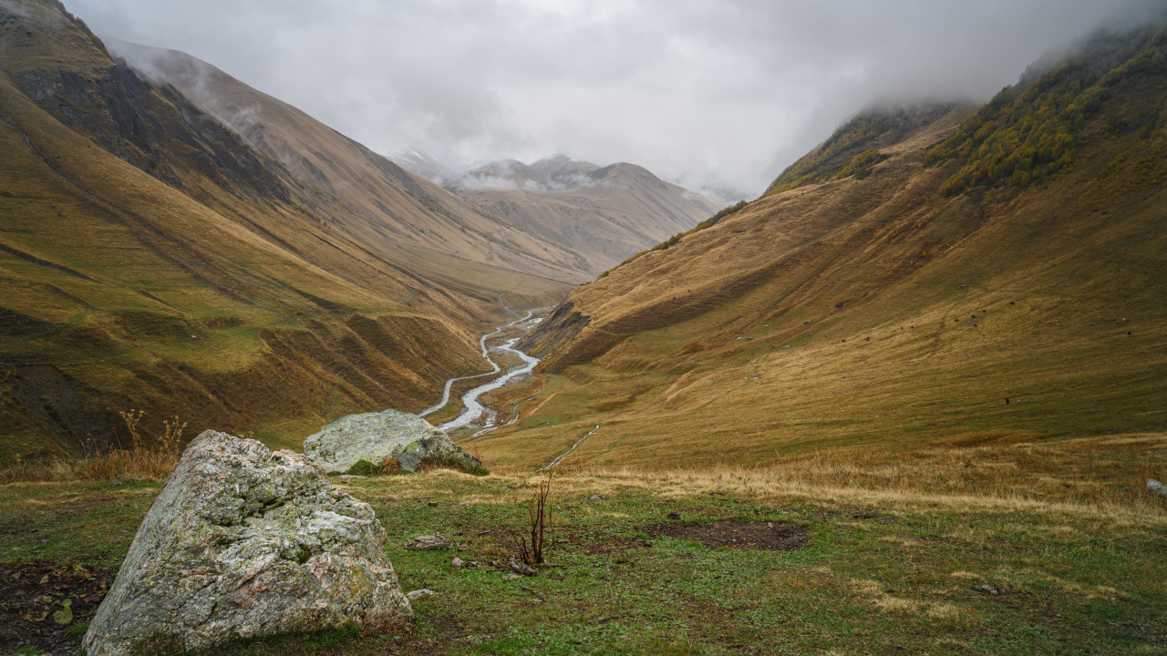 Река между гор под пасмурным небом, Грузия