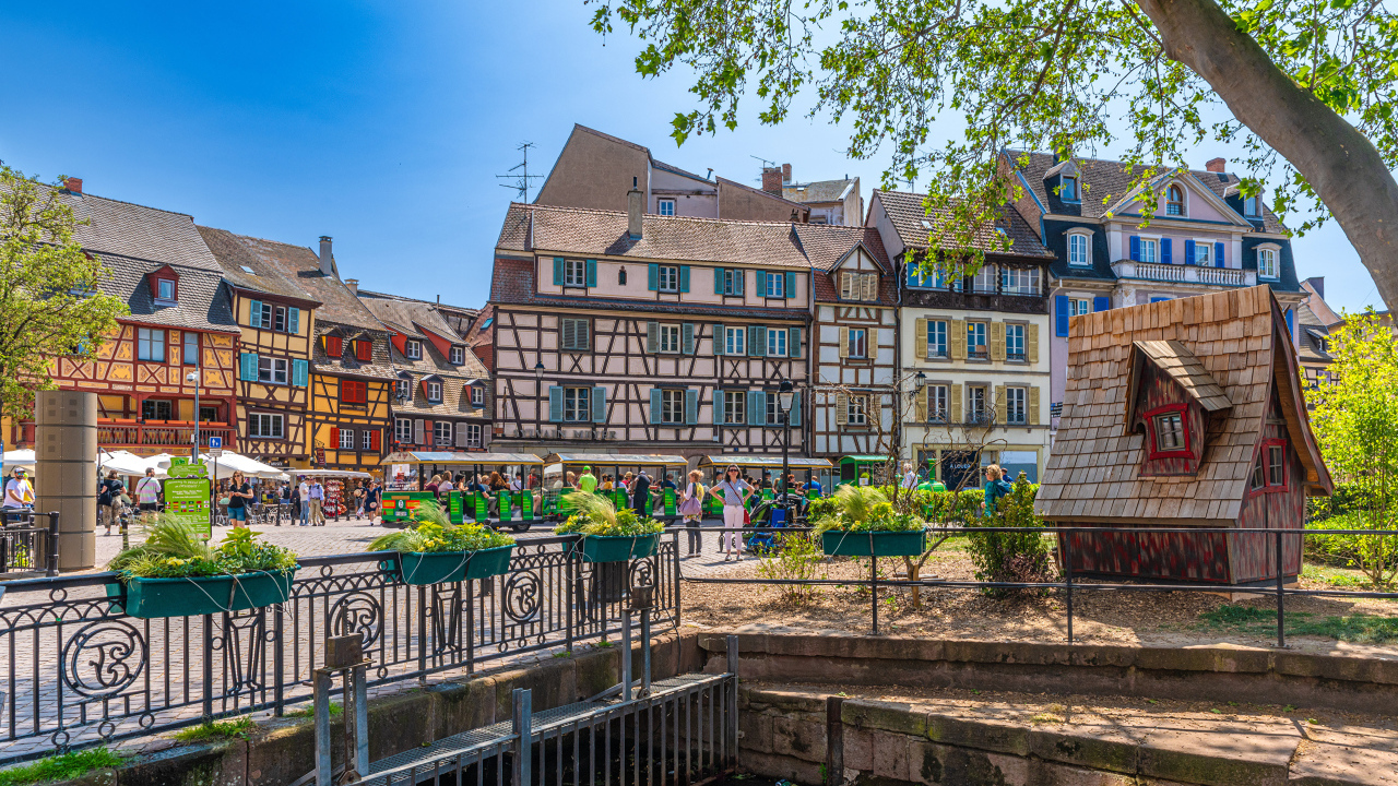 Красивые разноцветные дома на городской площади, Франция