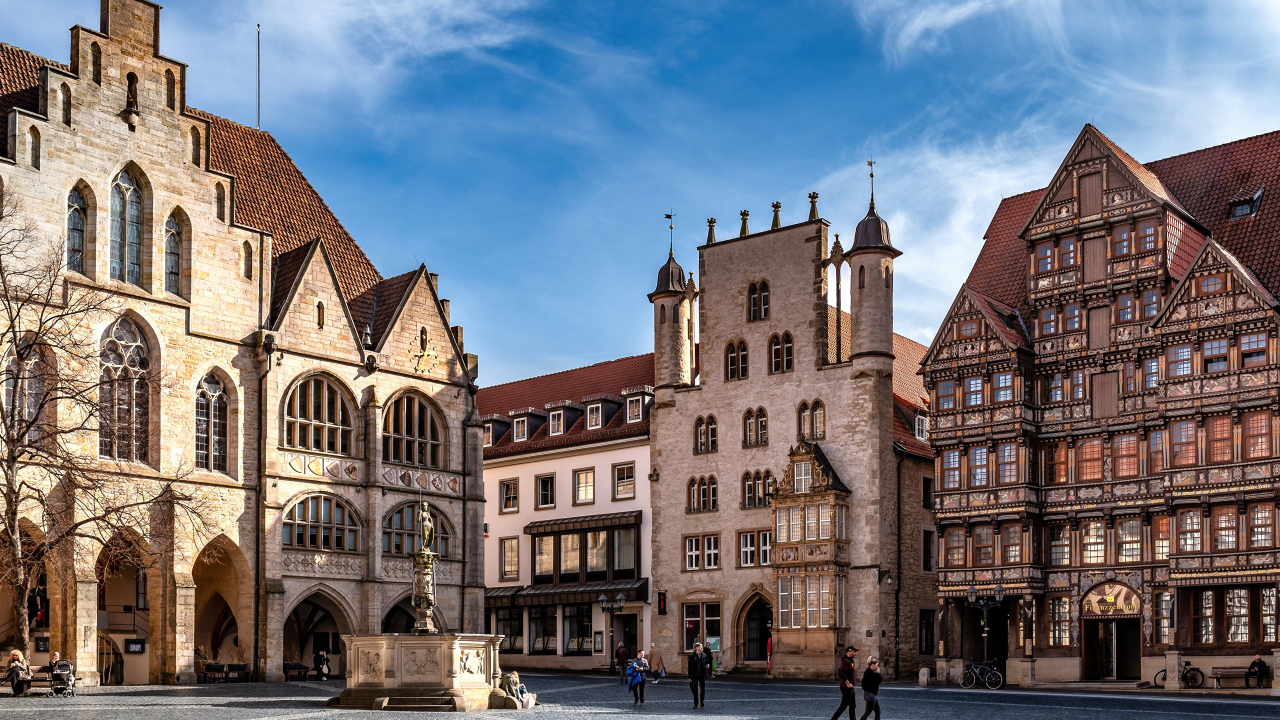 Старинные дома на городской площади Хильдесхайма, Германия