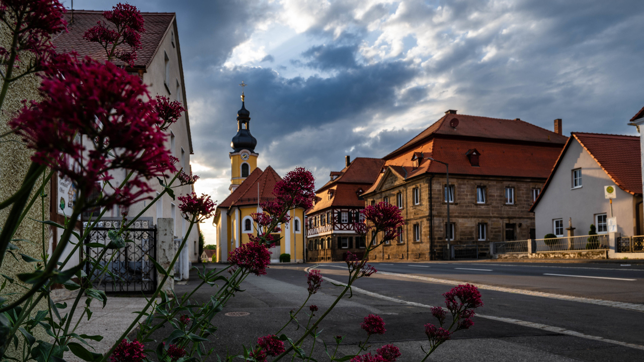 Церковь и дома на улице города, Германия