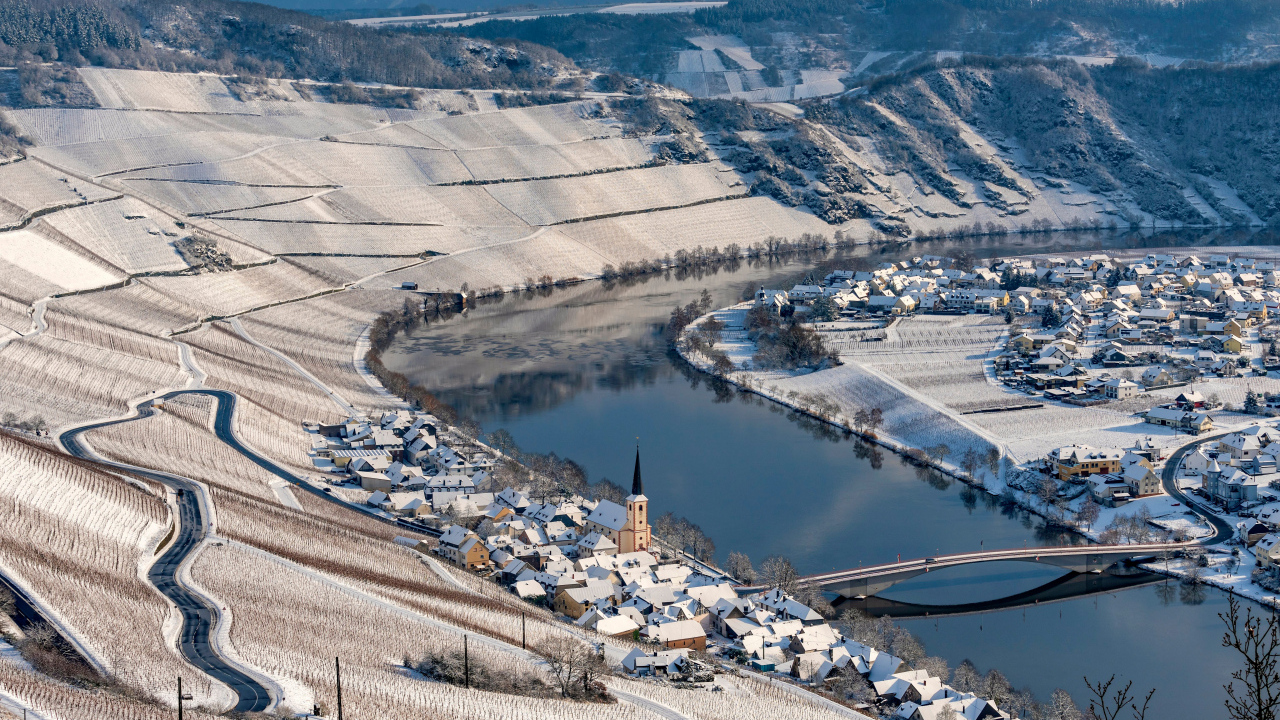 Дома и поля у реки зимой, Германия